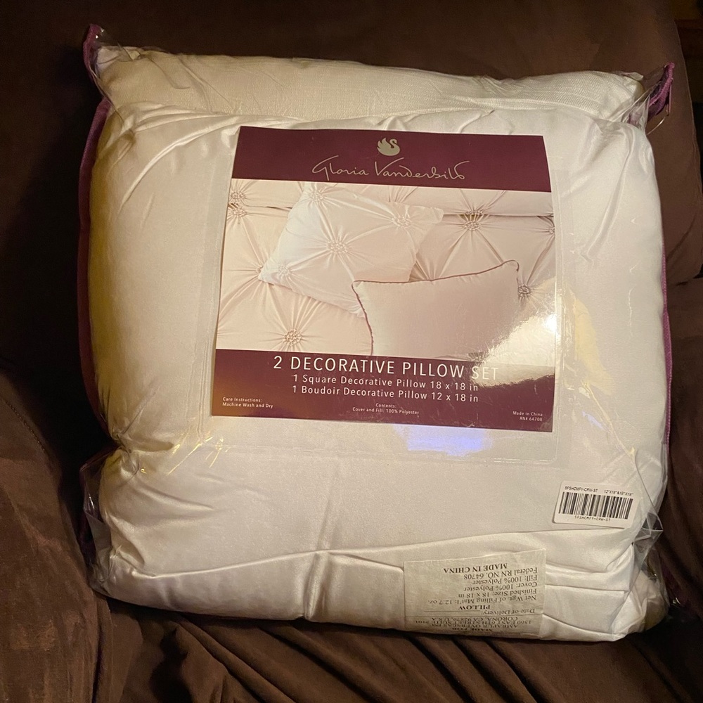 Gloria Vanderbilt decorative pillows